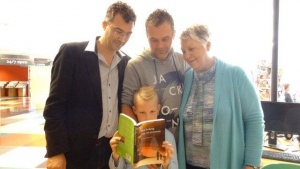Een momentopname tijdens de presentatie in de bibliotheek van De Goorn van mijn 5e boek samen met onze zoons Bram en Roel en onze kleinzoon Milan.